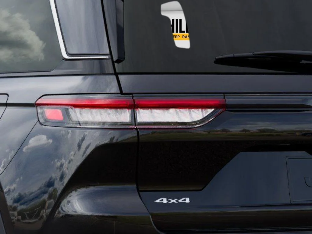 New 2025 Diamond Black Crystal Pearl-Coat Exterior Paint Jeep Laredo image 9