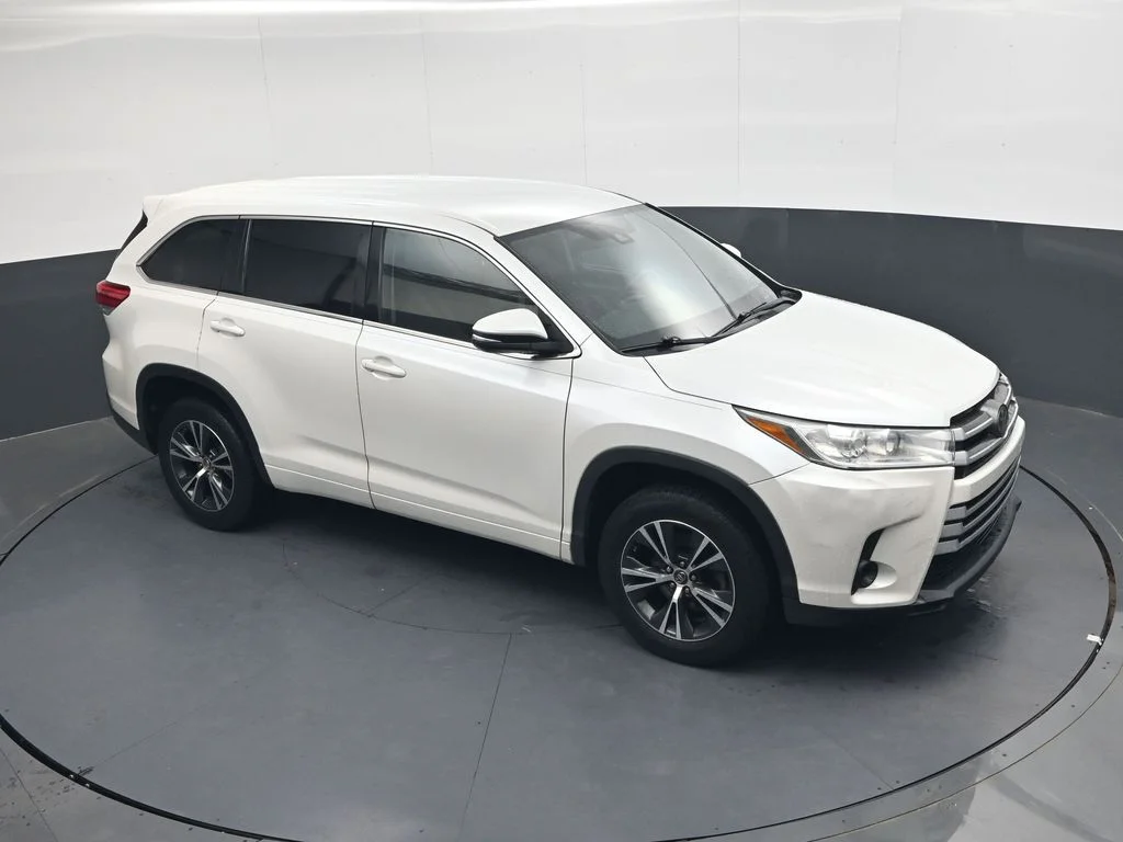Used 2018 Blizzard Pearl Toyota LE image 17