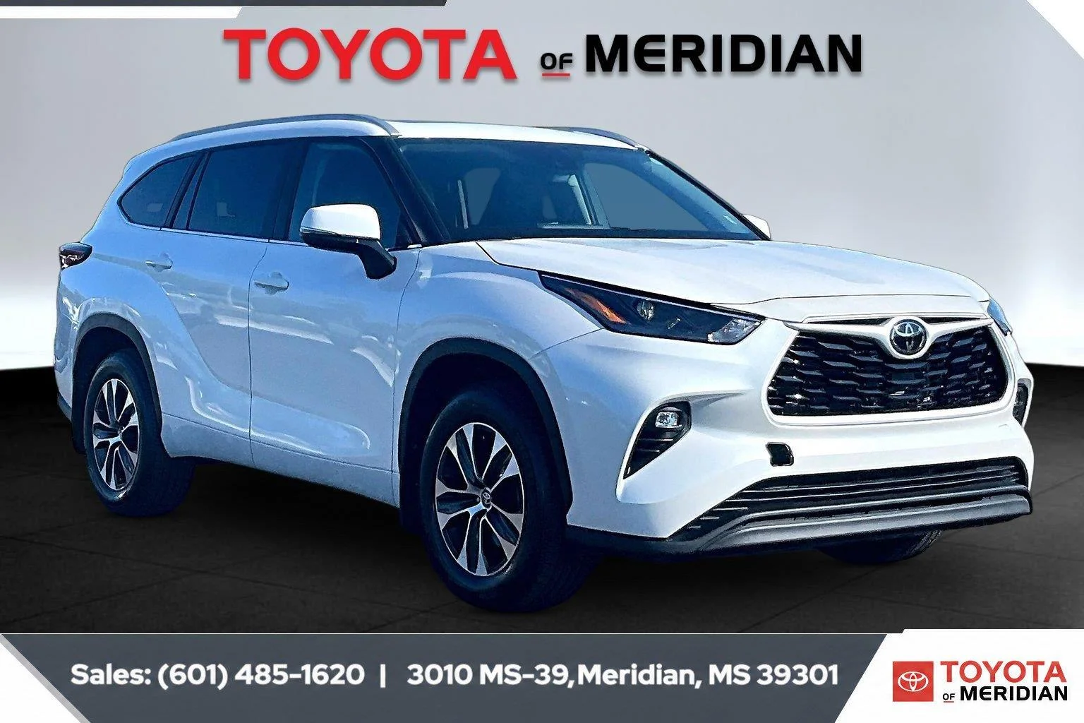 Used 2026 Wind Chill Pearl Toyota XLE image 1