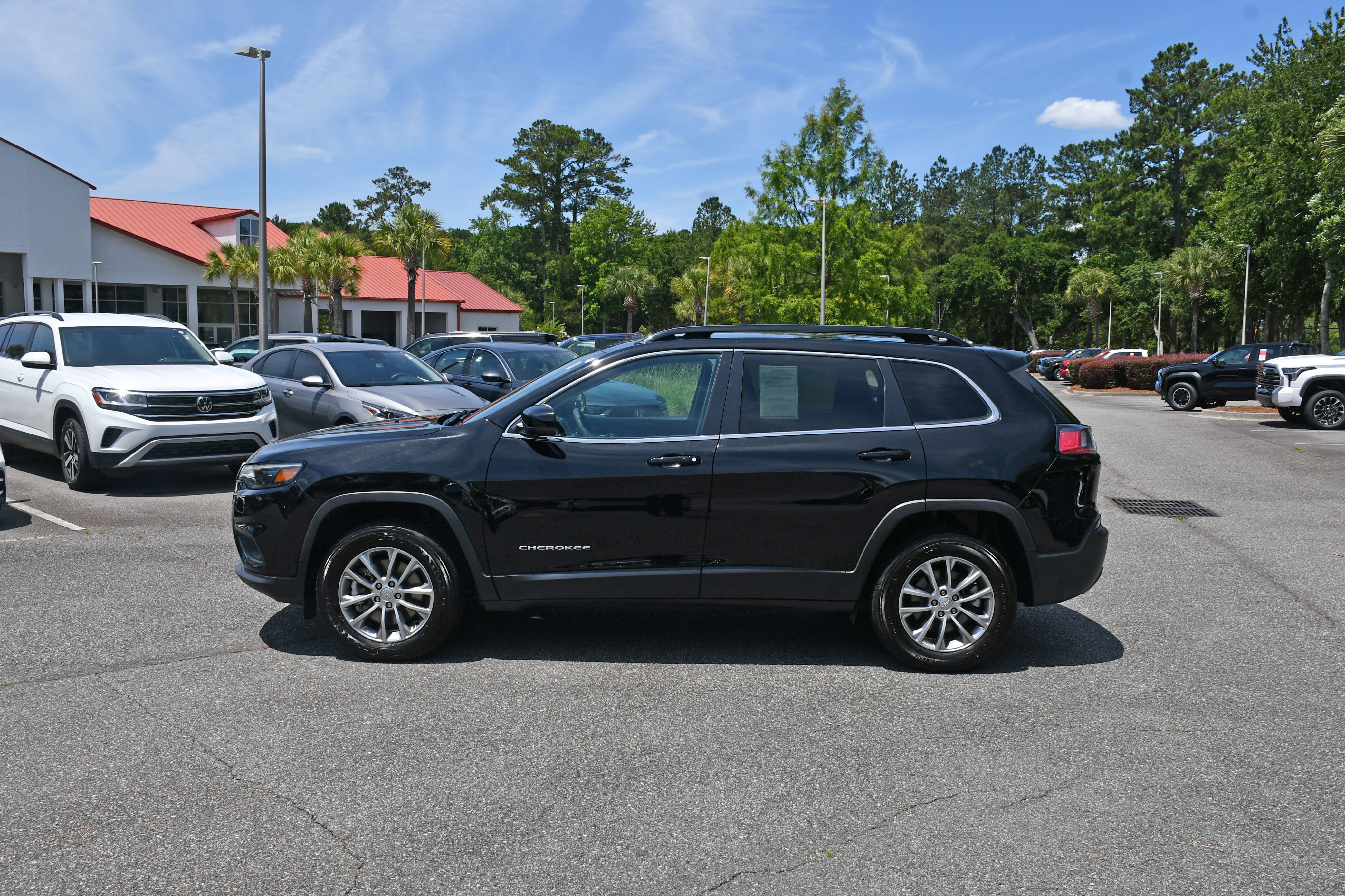 Used 2022 Black Jeep Latitude Lux image 1