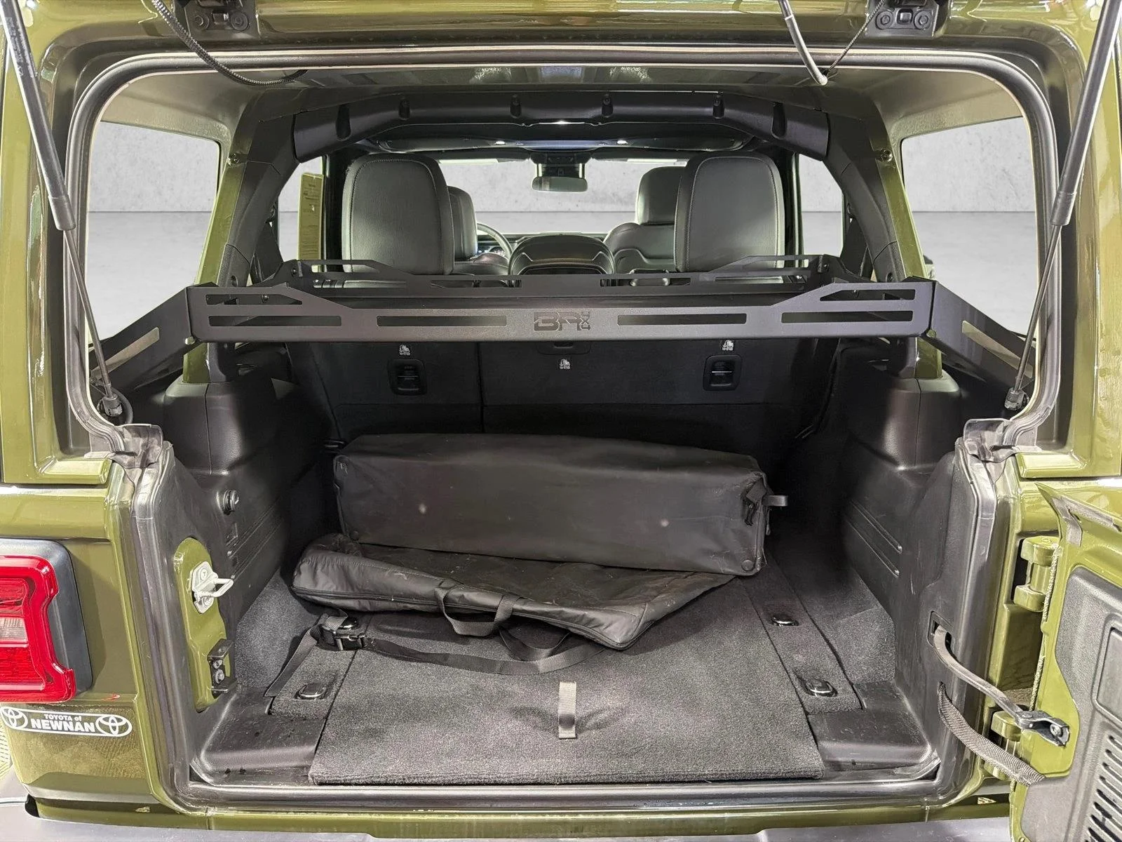 Used 2024 Green Jeep Sahara image 19