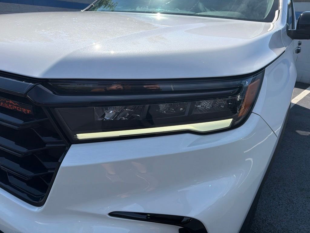 Certified Used 2025 Platinum White Pearl Honda TrailSport image 9