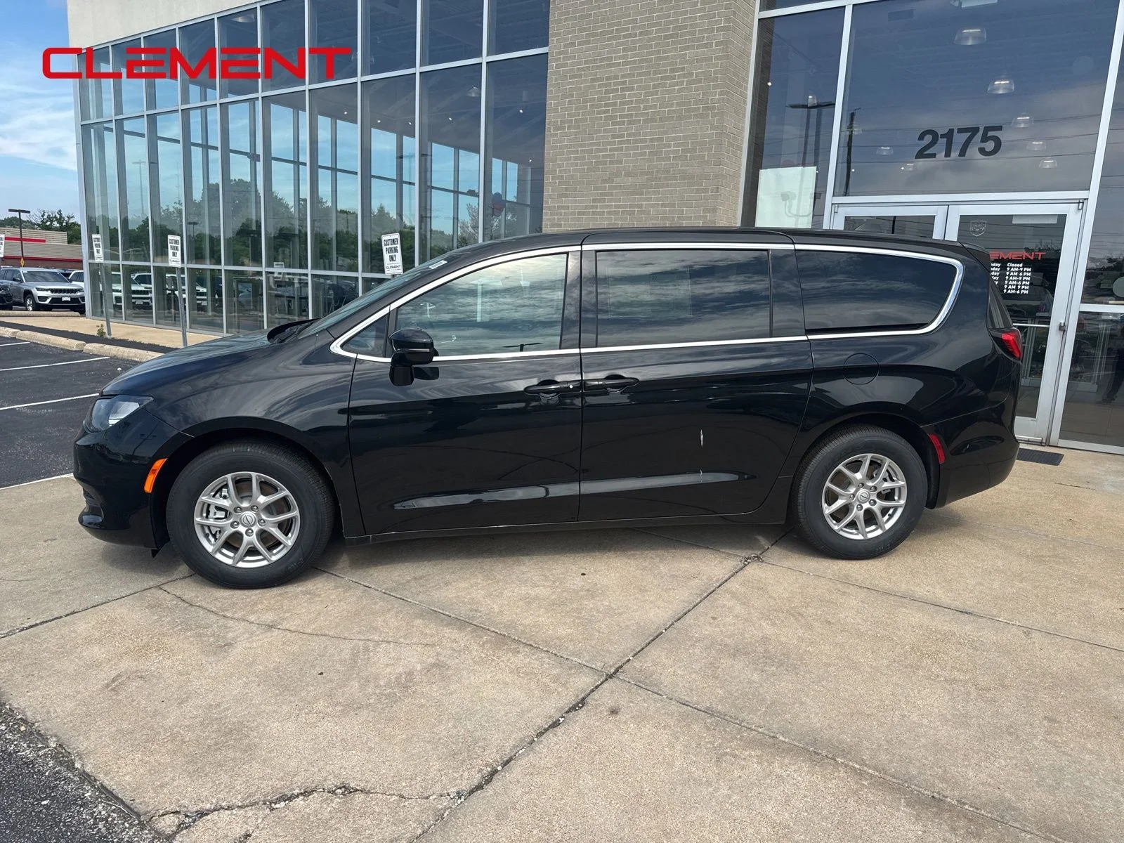 New 2026 Diamond Black Crystal Pearl-Coat Exterior Paint Chrysler LX image 4
