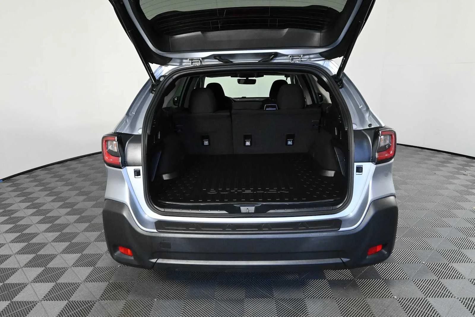 Used 2023 Ice Silver Metallic Subaru Premium image 8