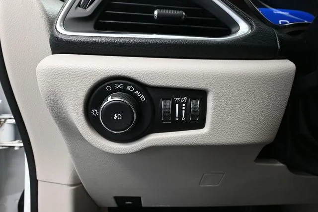 Used 2020 White Chrysler Limited image 31