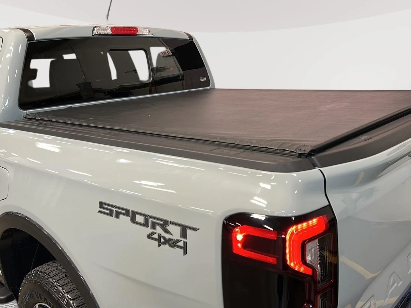Used 2024 Cactus Gray Ford LARIAT image 27