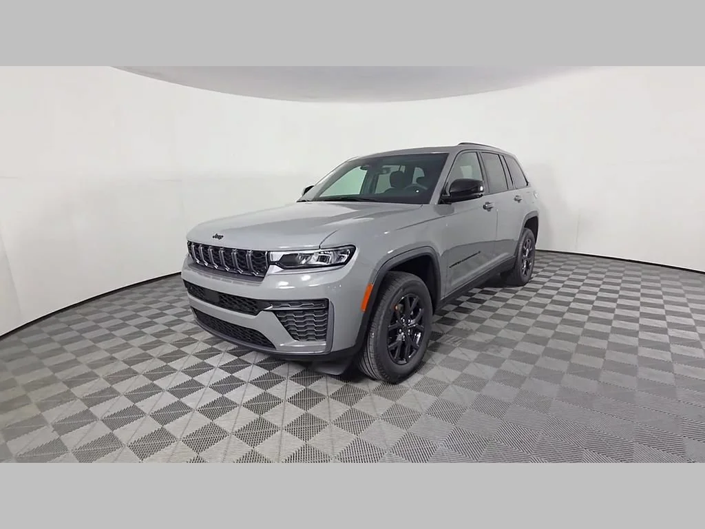 New 2027 Sting-Gray Clearcoat Jeep Laredo Altitude image 37