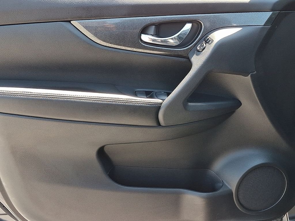 Used 2015 Gray Nissan SL image 13