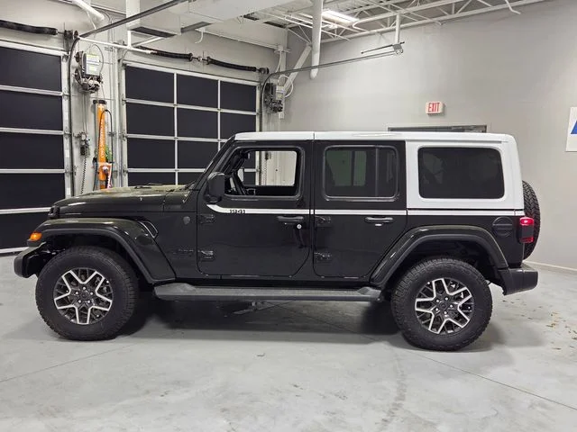New 2026 Black Clear-Coat Exterior Paint Jeep Sahara image 4