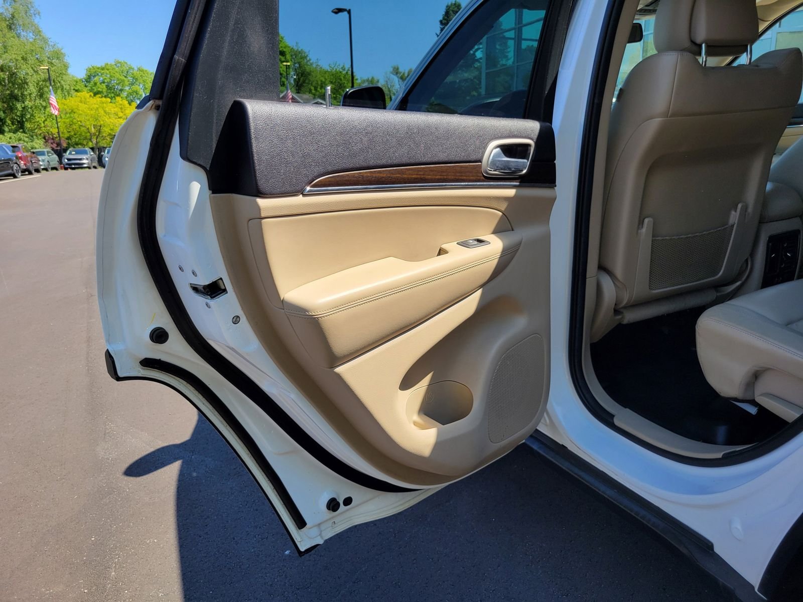 Used 2014 White Jeep Limited image 21