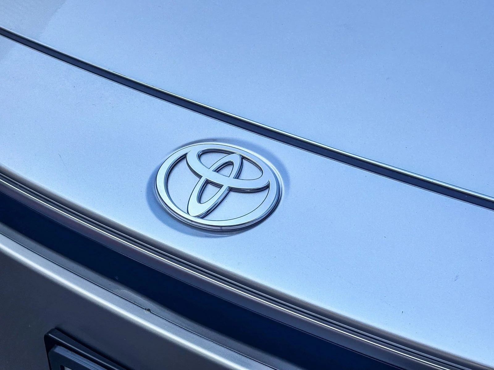 Certified Used 2025 Elemental Silver Metallic Toyota XLE image 9
