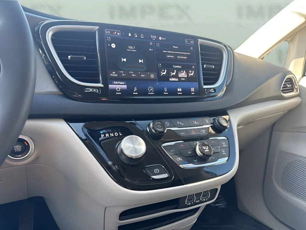Used 2023 Silver Chrysler Touring L image 22