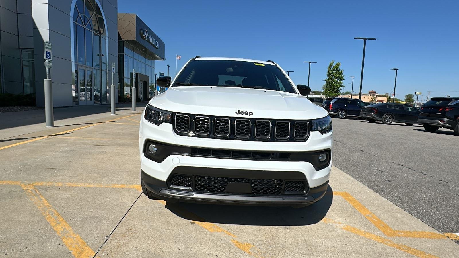 New 2026 Bright White Clear-Coat Exterior Paint Jeep Latitude Altitude image 6