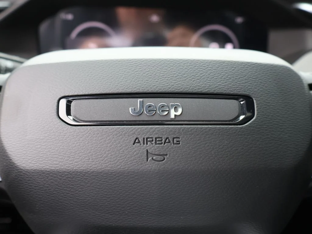 New 2026 Diamond Black Crystal Pearl-Coat Exterior Paint Jeep Limited image 28