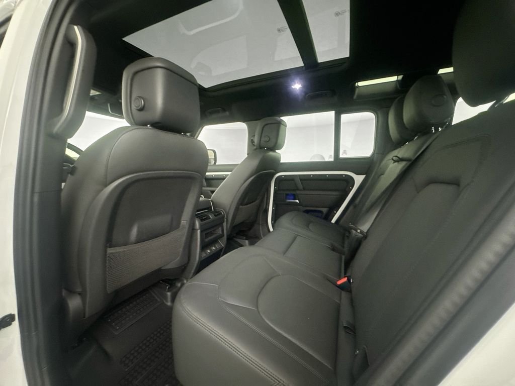 Used 2025 White Land Rover X-Dynamic SE image 23