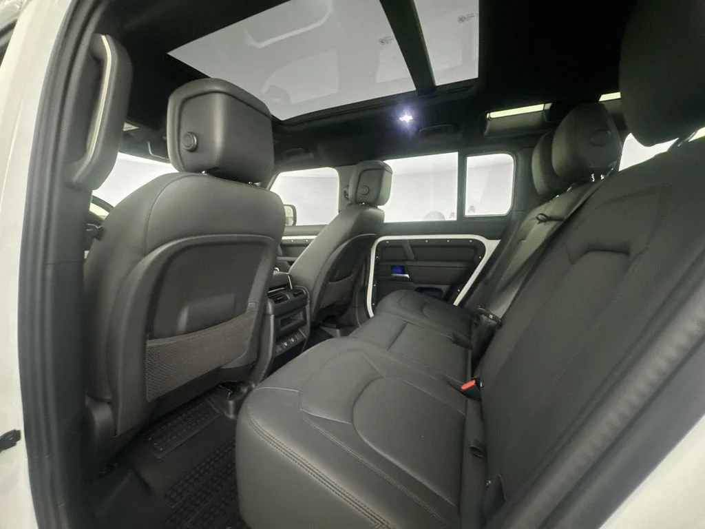 Used 2025 White Land Rover X-Dynamic SE image 23