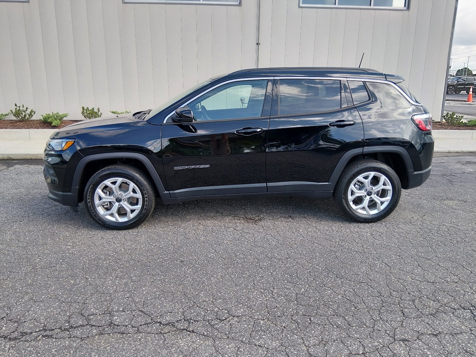 Used 2026 Diamond Black Crystal Pearl Coat Jeep Latitude image 6