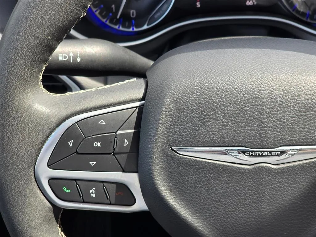 Used 2025 White Chrysler Select image 16