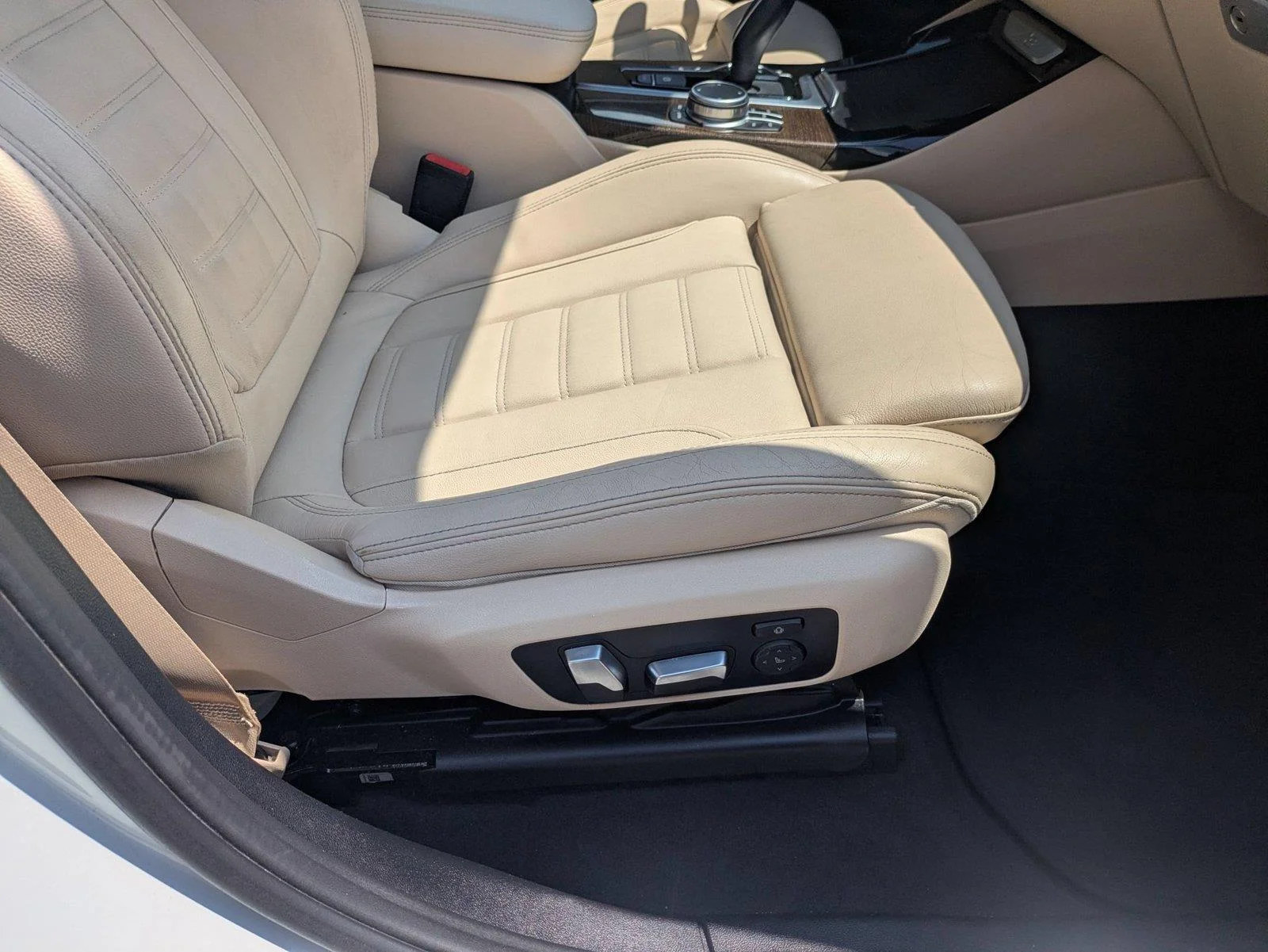 Used 2020 Alpine White BMW sDrive30i image 36