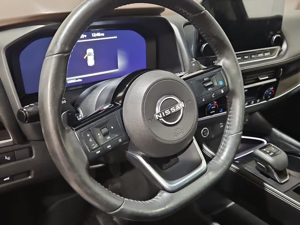 Used 2023 Super Black Nissan Platinum image 14