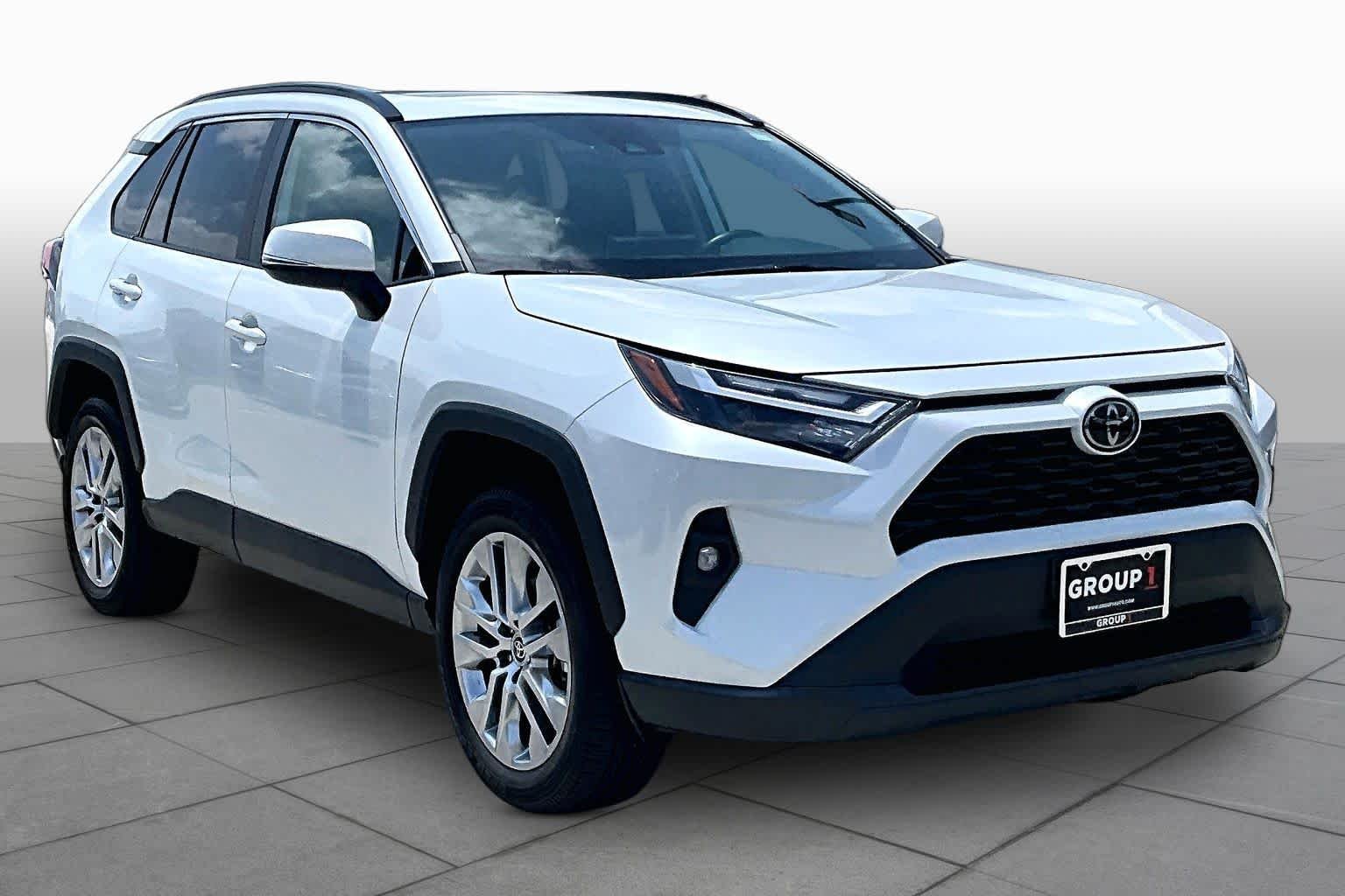 Used 2025 Wind Chill Pearl Toyota XLE Premium image 3