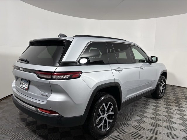 2025 Jeep Grand Cherokee Limited photo 3