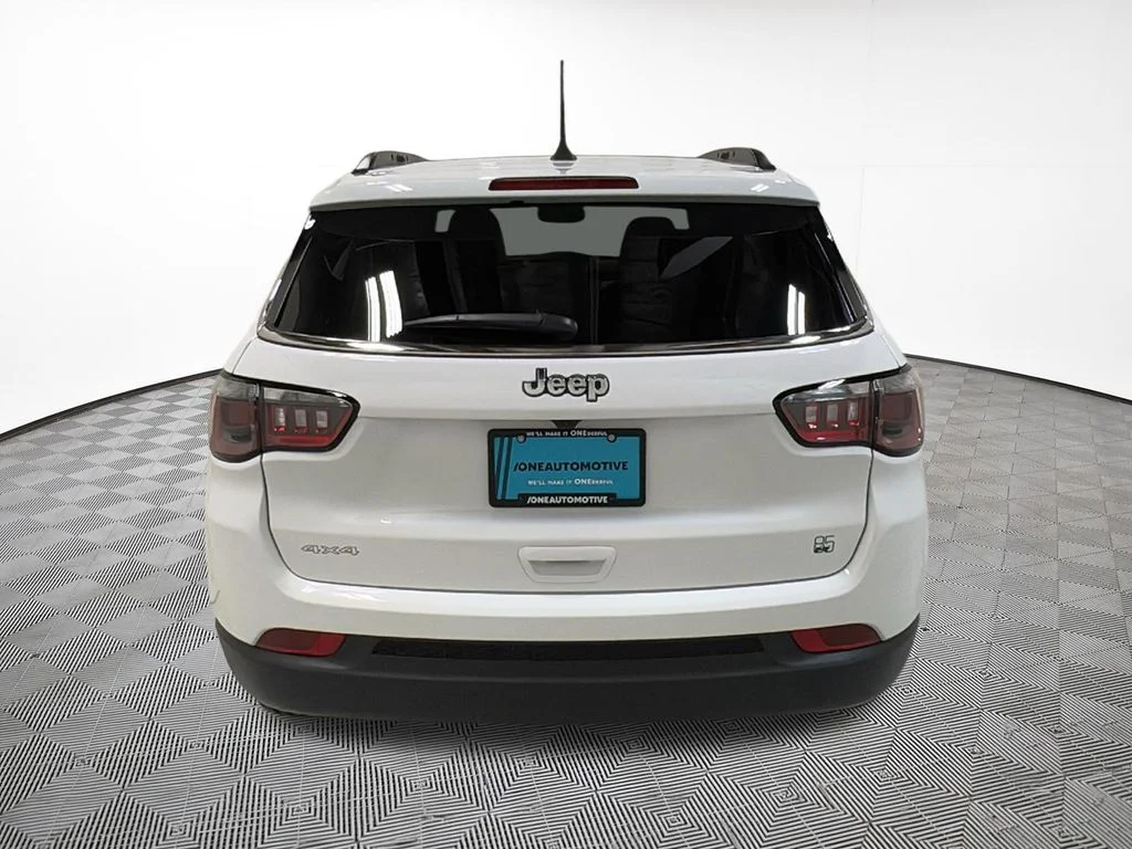 New 2026 Bright White Clearcoat Jeep Latitude image 10