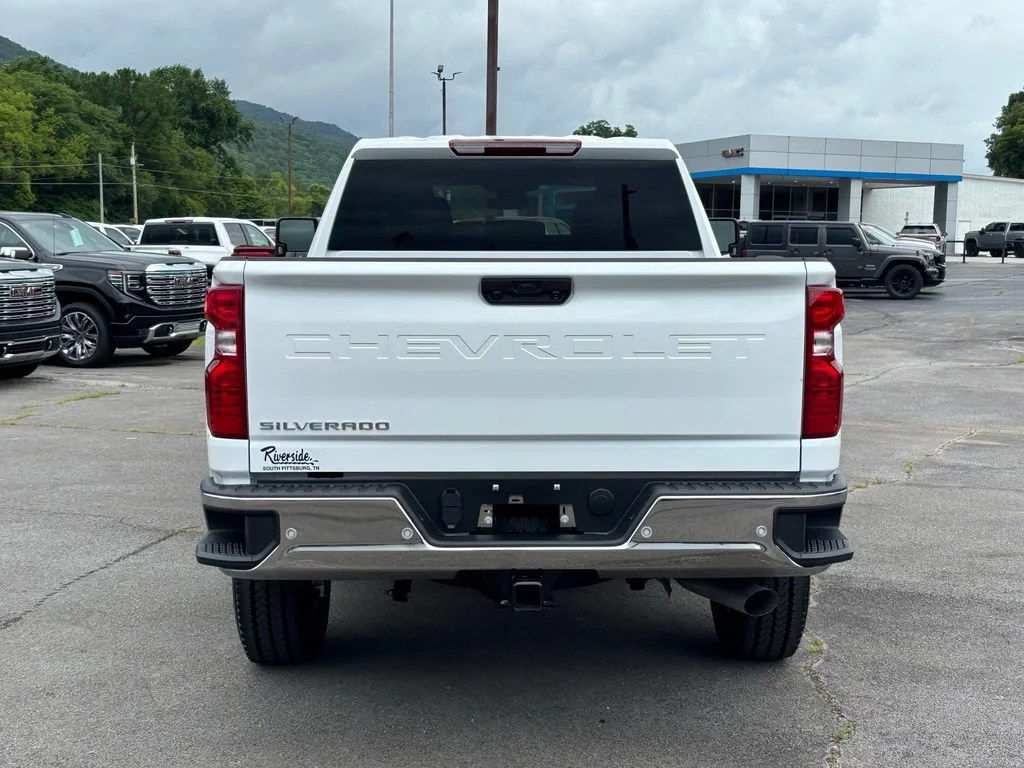 New 2026 Summit White Chevrolet WT image 7