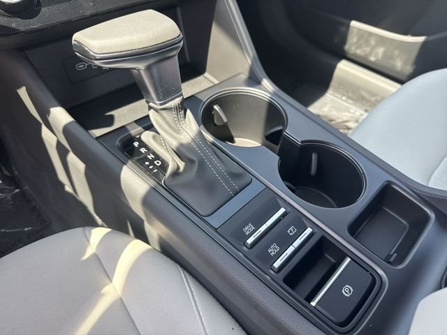 Used 2025 White Hyundai SE image 19
