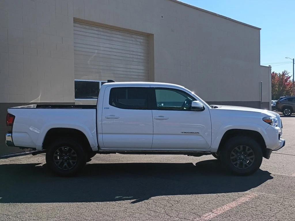 Used 2023 Ice Toyota SR5 image 3