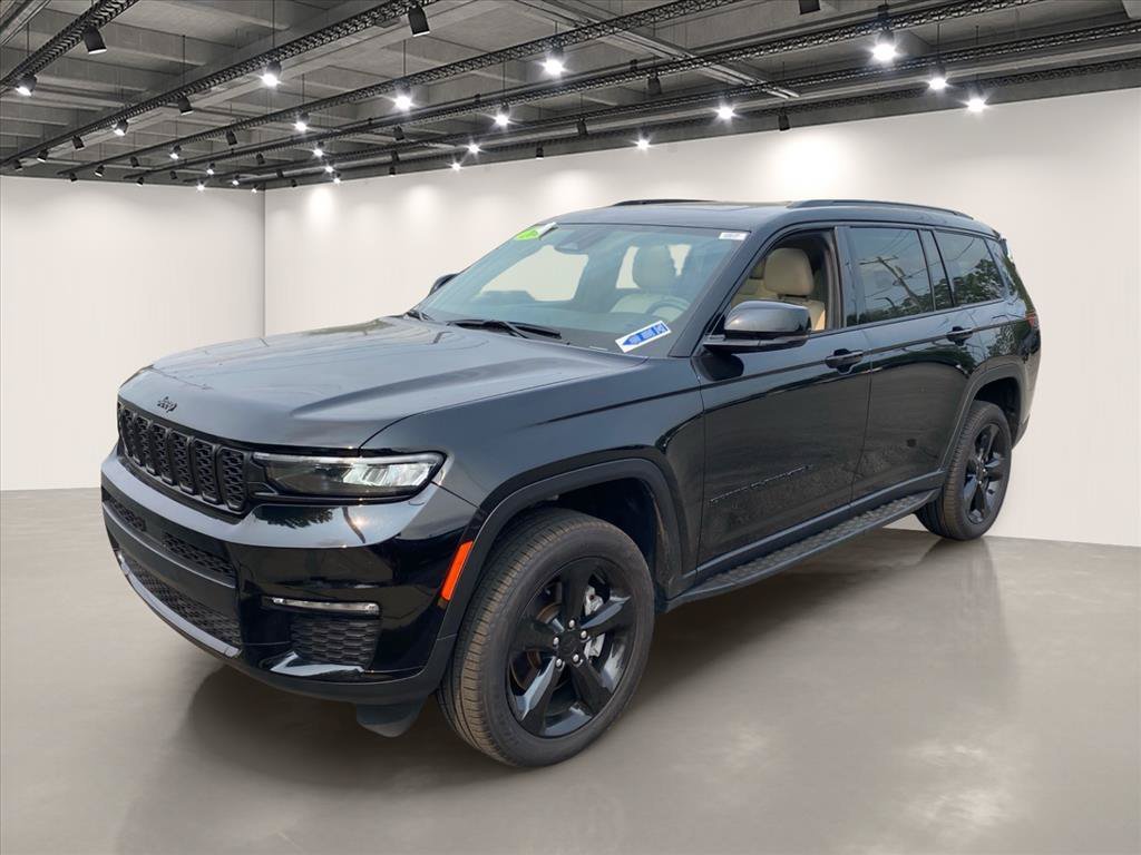 Used 2025 Diamond Black Crystal Pearlcoat Jeep Limited image 3