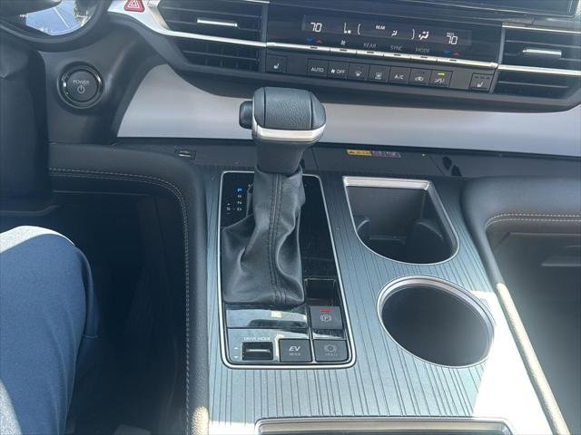 Certified Used 2025 WIND CHILL PEARL Toyota  image 10