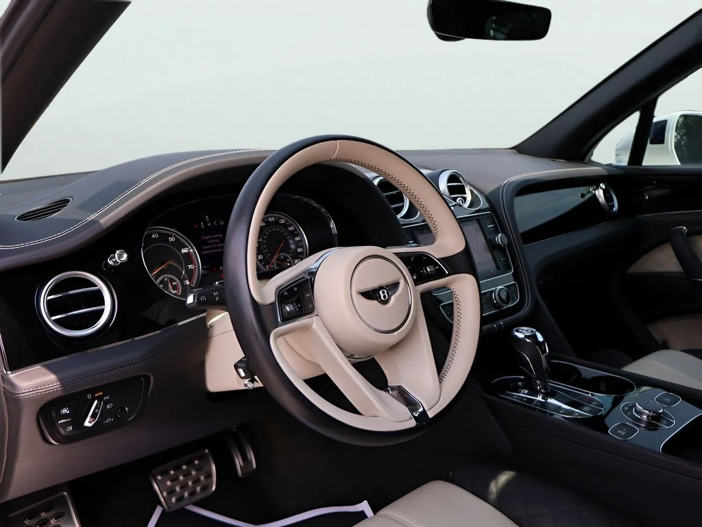 Used 2018 Glacier White Bentley W12 image 18