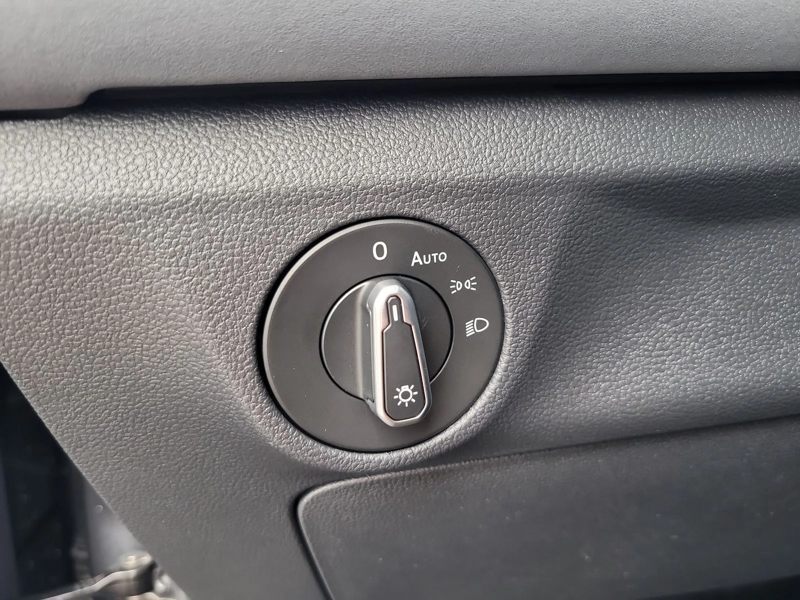New 2026 Platinum Gray Metallic Volkswagen 1.5T SE image 32