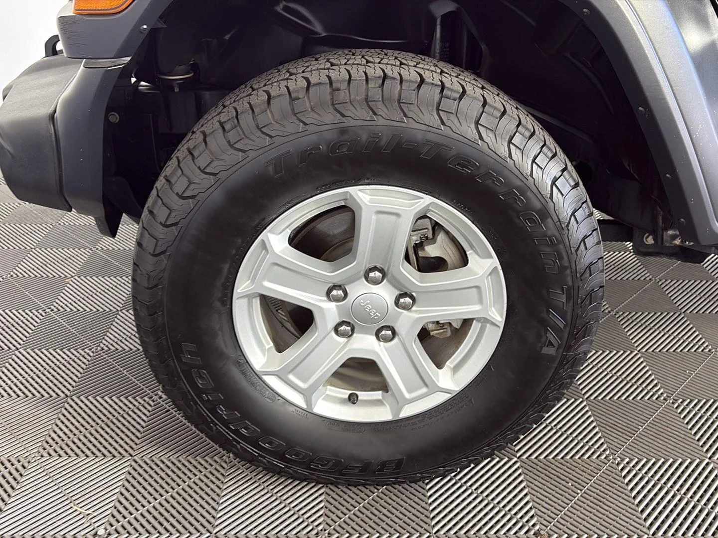 Used 2020 Black Clearcoat Jeep Sport S image 15