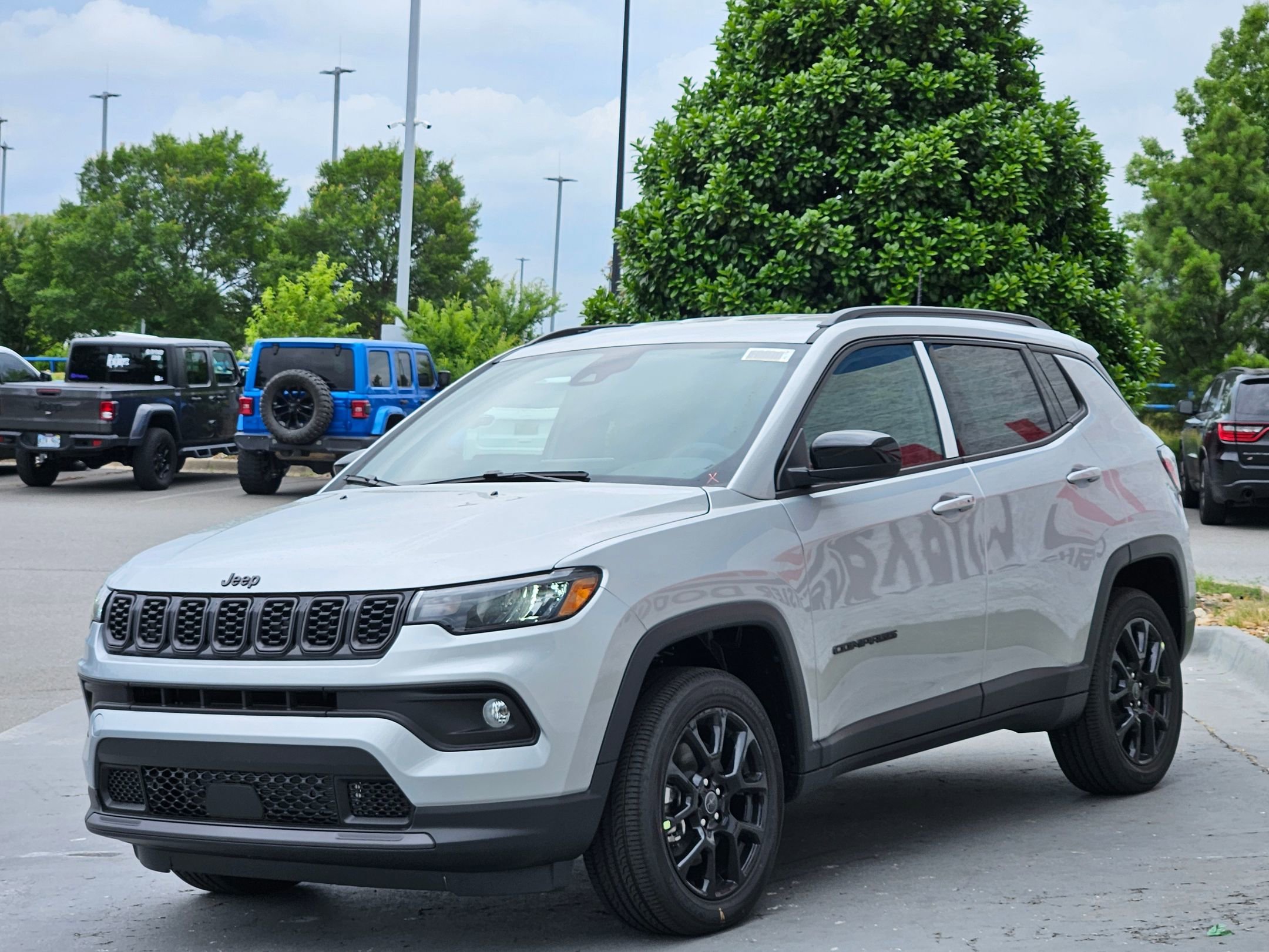 New 2026 Silver Zynith Metallic Clear-Coat Exterior Paint Jeep Latitude Altitude image 3