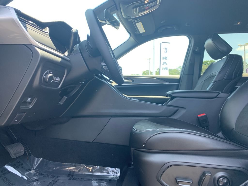 New 2026 Silver Zynith Exterior Paint Jeep Laredo Altitude image 22