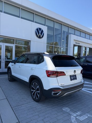 Certified Used 2023 Pure White w/Deep Black Roof Volkswagen SE image 4