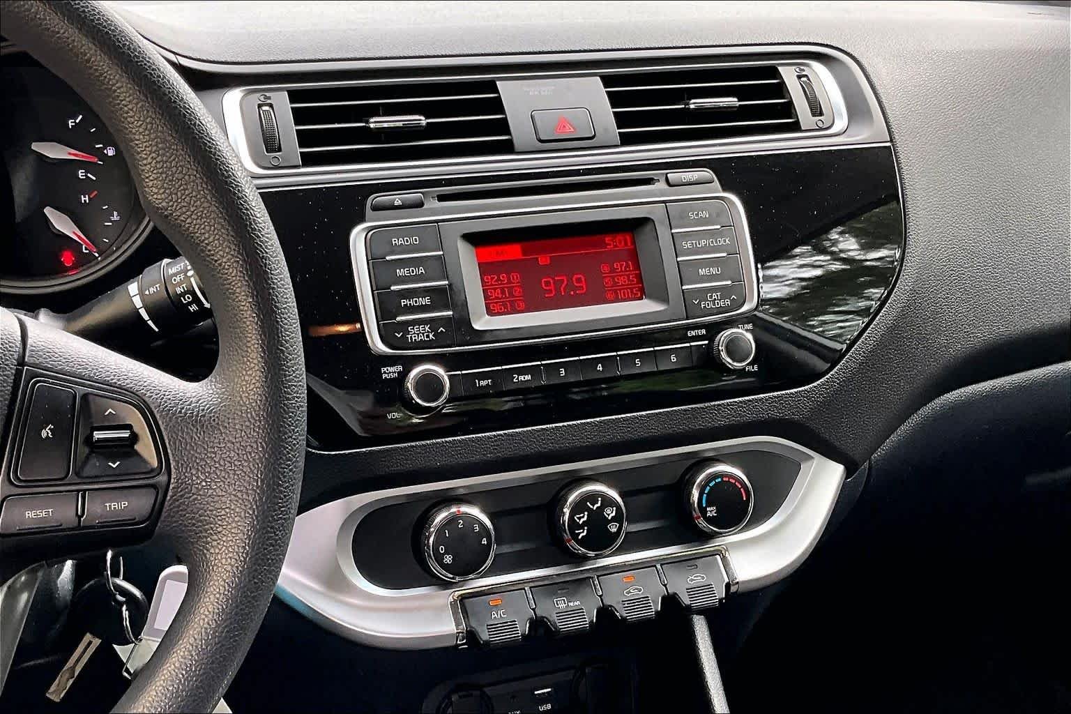 Used 2016 Bright Silver Metallic Kia LX image 7