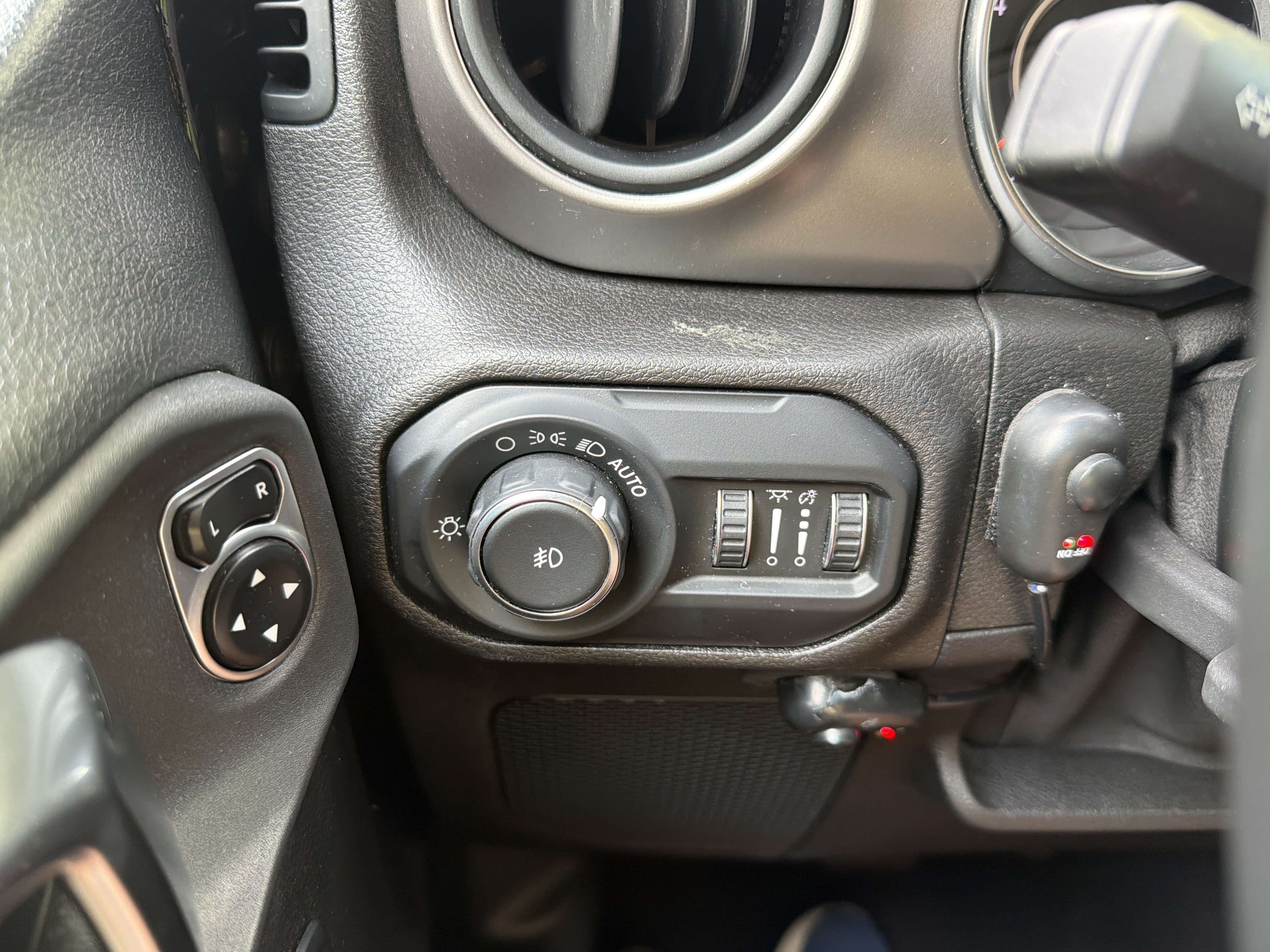 Used 2019 Black Clearcoat Jeep Sport S image 30