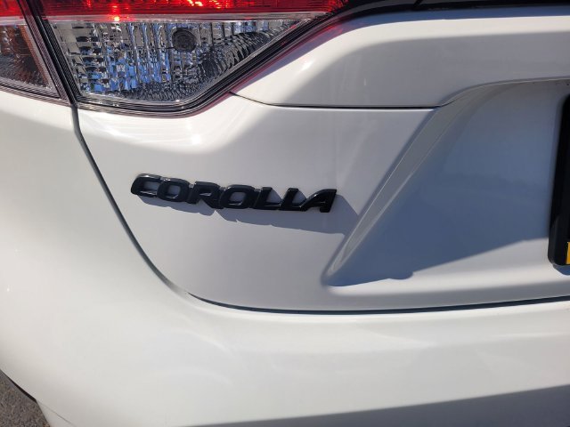 Used 2022 White Toyota LE image 10