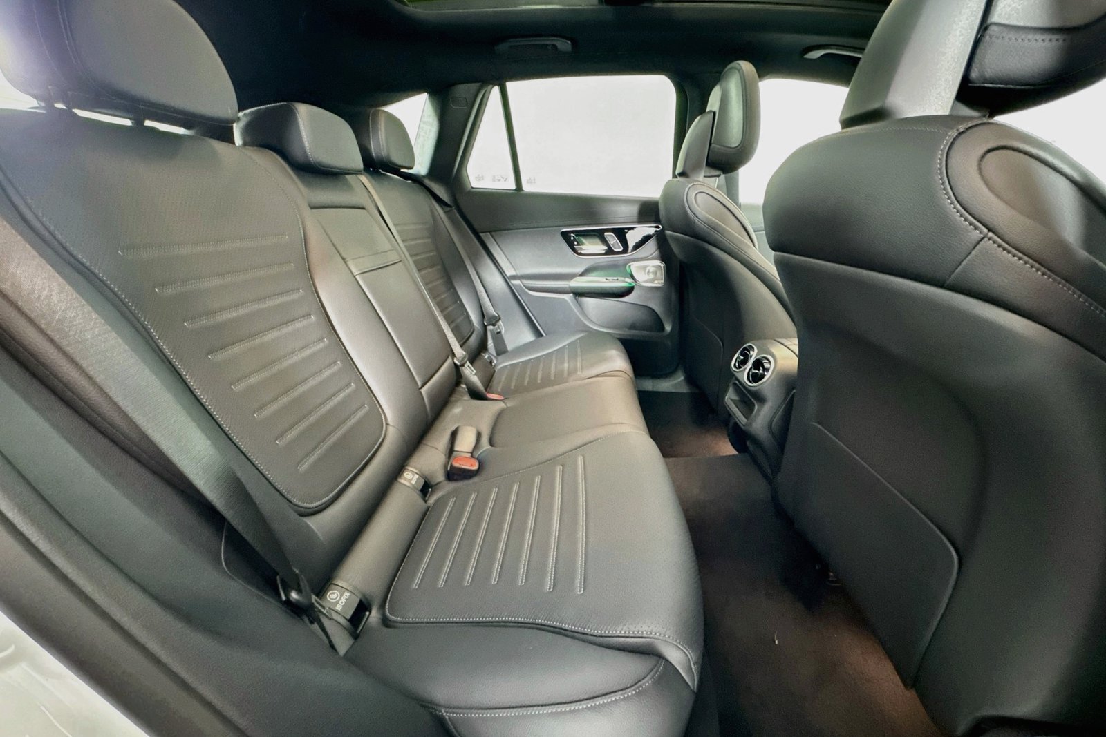 New 2026 Polar White Mercedes-Benz GLC 300 image 25