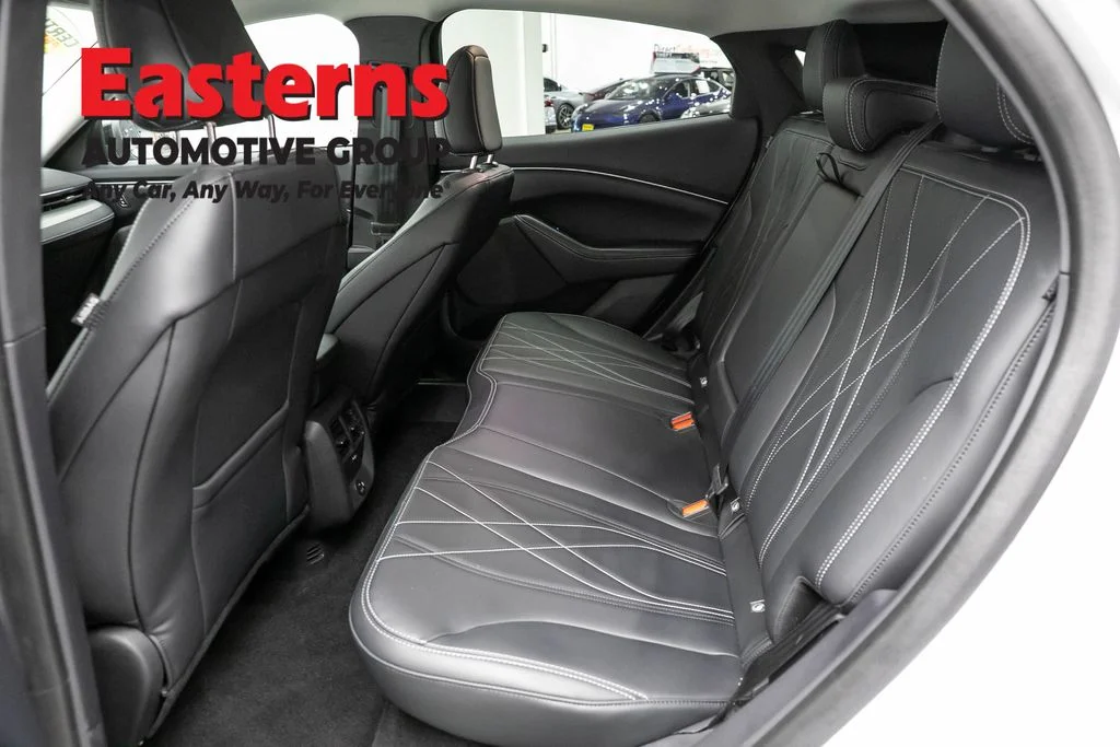 Used 2023 White Ford Select image 20