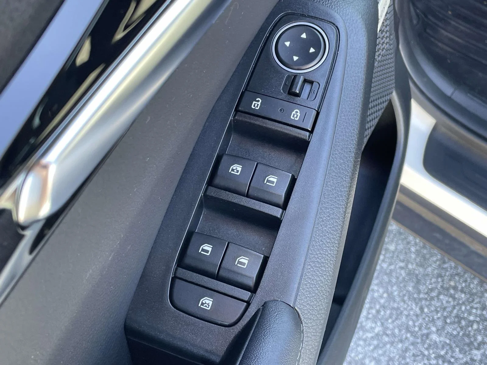 Used 2023 Snow White Pearl Kia SX image 6