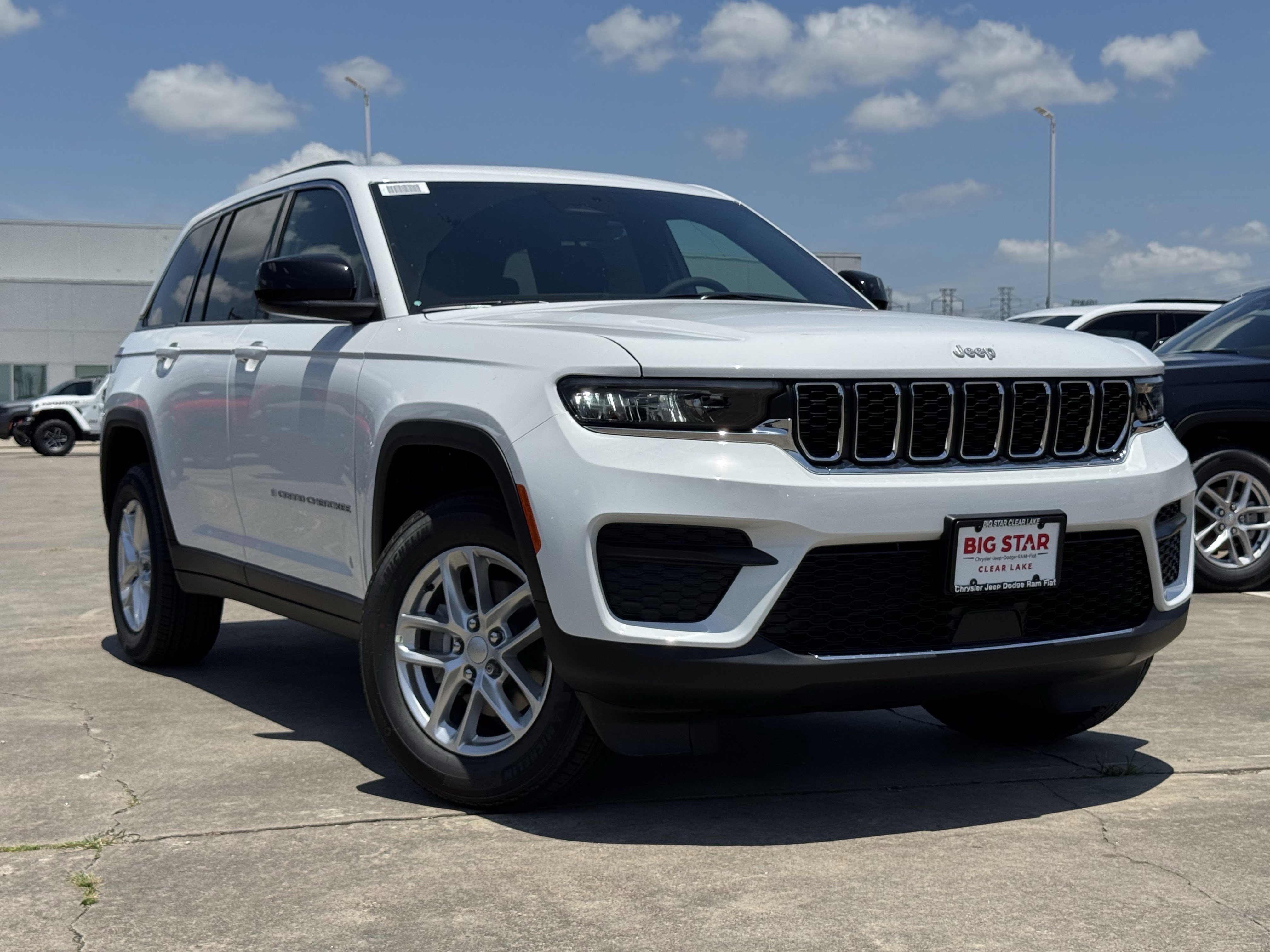 New 2026 Bright White Clear-Coat Exterior Paint Jeep Laredo image 2