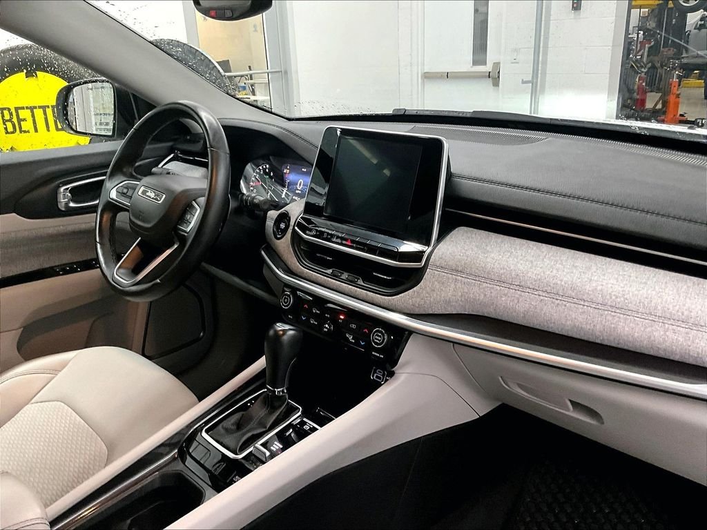 Used 2022 Bright White Clearcoat Jeep Latitude image 14