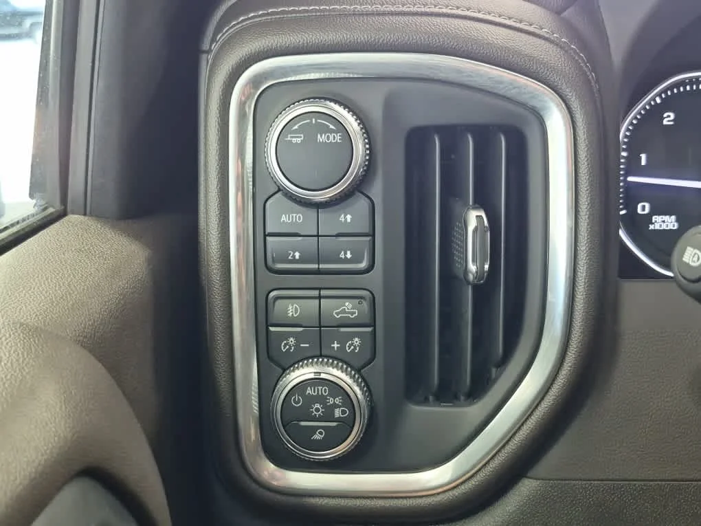 Used 2023 White Frost Tricoat GMC SLT image 19