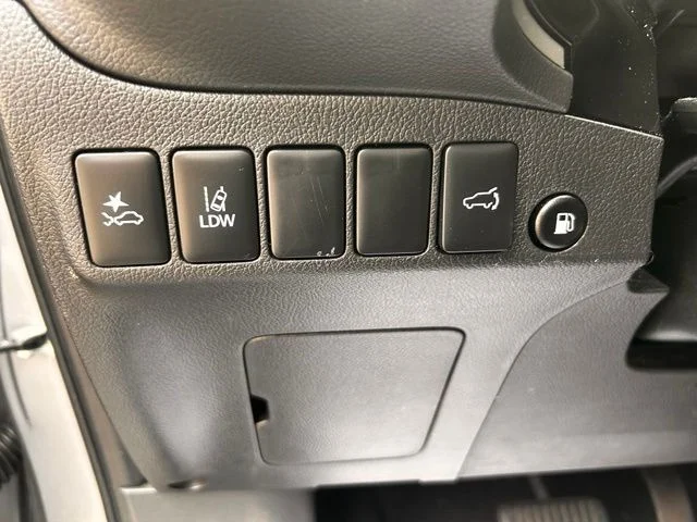 Used 2022  Mitsubishi  image 23