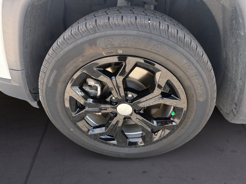 Used 2024 White Jeep Latitude image 9