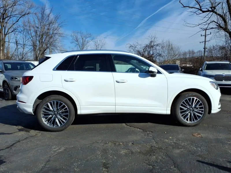 Used 2022  Audi 40 TFSI Premium Plus Sport Utility 4D image 2